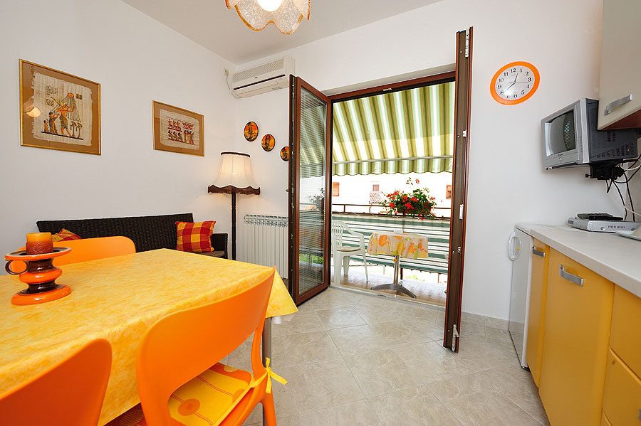 Minimalist Apartment Sole with Simple Decor