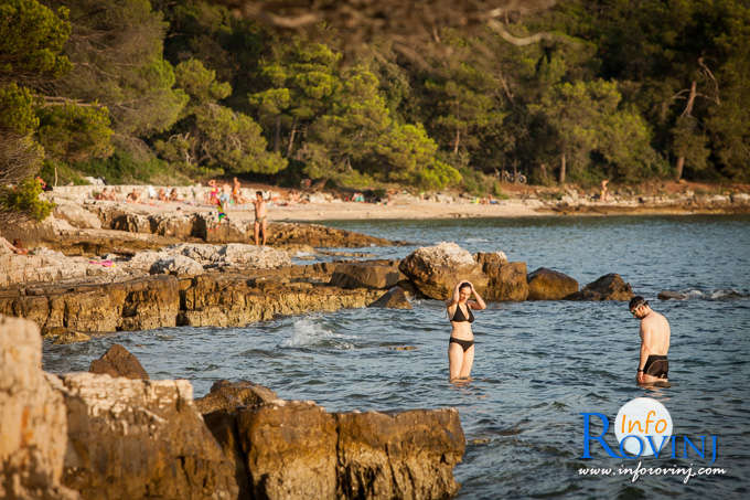 Strände um Rovinj: Zlatni rt - Goldenes Kap